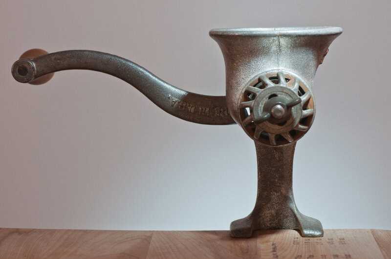 30 Vintage Home Gadgets That Would Seriously Confuse People Today