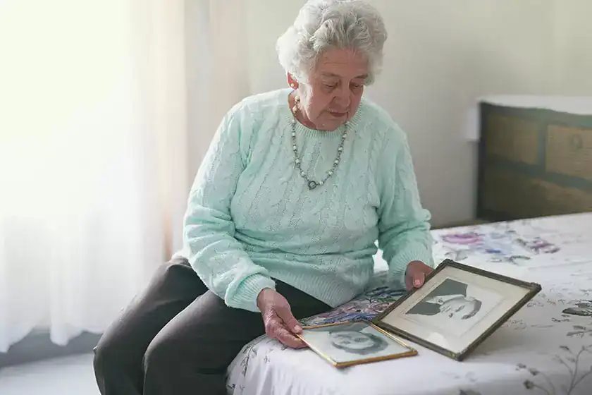 No Personal Photos Or Mementos