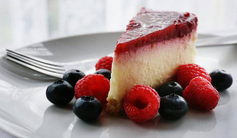 4. Luscious Strawberry Cheesecake Dip