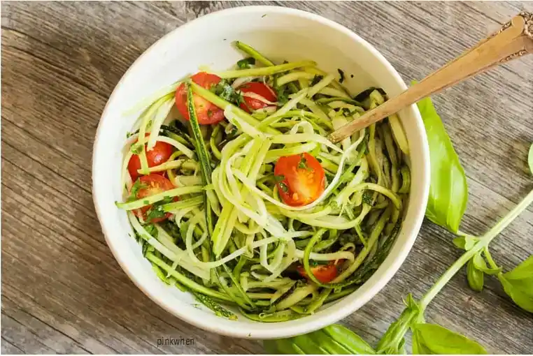 Zucchini noodles with pesto sauce